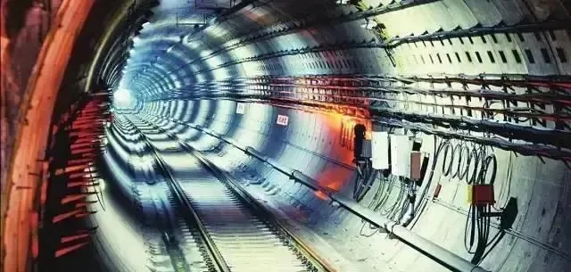 地铁逃生技巧：隧道资源利用与安全要点