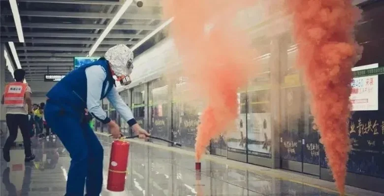 地铁逃生模式爆红：五大因素解析