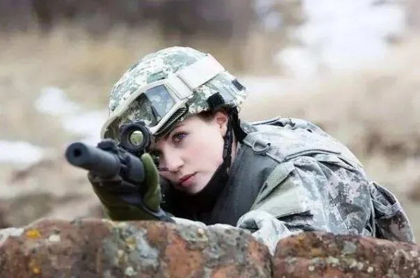 美女士兵新手攻略：前期战术利器与建造升级策略