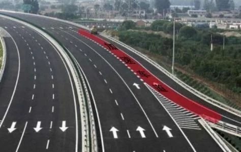高速公路入口驾驶指南：快速车道选择与交通规则遵守